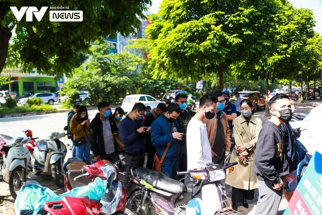Giảm giá kịch sàn, dân phe vé Mỹ Đình vẫn ế khách ngay trước trận của ĐT Việt Nam - Ảnh 7. Giảm giá kịch sàn, dân phe vé Mỹ Đình vẫn ế khách ngay trước trận của ĐT Việt Nam - Ảnh 7.