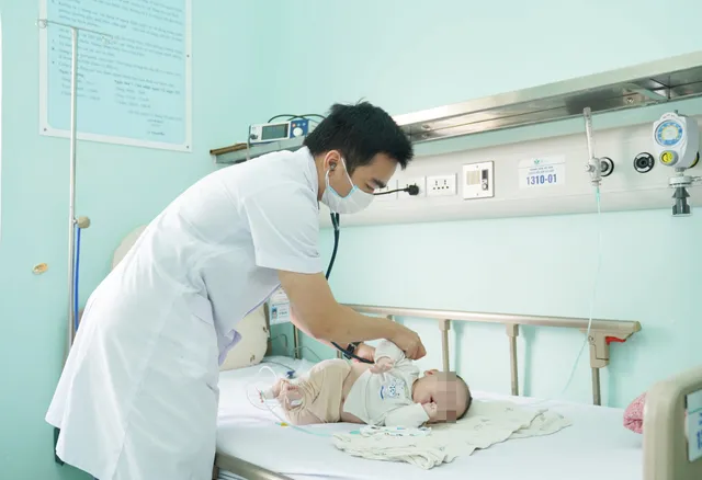 Gia tăng trẻ bị viêm phổi do nhiễm virus hợp bào hô hấp - Ảnh 1. Gia tăng trẻ bị viêm phổi do nhiễm virus hợp bào hô hấp - Ảnh 1.
