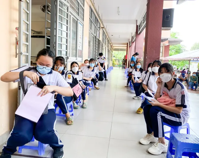 Địa phương đầu tiên tiêm vaccine COVID-19 cho trẻ 14-15 tuổi - Ảnh 2. Địa phương đầu tiên tiêm vaccine COVID-19 cho trẻ 14-15 tuổi - Ảnh 2.