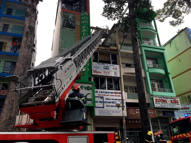 Kịp thời dập tắt vụ cháy căn nhà 4 tầng, giải cứu 8 người tại TP Hồ Chí Minh - Ảnh 1. Kịp thời dập tắt vụ cháy căn nhà 4 tầng, giải cứu 8 người tại TP Hồ Chí Minh - Ảnh 1.