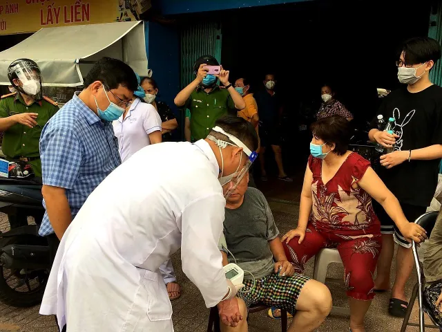 Kịp thời dập tắt vụ cháy căn nhà 4 tầng, giải cứu 8 người tại TP Hồ Chí Minh - Ảnh 2. Kịp thời dập tắt vụ cháy căn nhà 4 tầng, giải cứu 8 người tại TP Hồ Chí Minh - Ảnh 2.