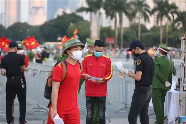 CĐV Việt Nam trải qua 3 vòng kiểm tra nghiêm ngặt để phòng chống dịch tại SVĐ Mỹ Đình - Ảnh 1. CĐV Việt Nam trải qua 3 vòng kiểm tra nghiêm ngặt để phòng chống dịch tại SVĐ Mỹ Đình - Ảnh 1.