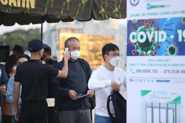 CĐV Việt Nam trải qua 3 vòng kiểm tra nghiêm ngặt để phòng chống dịch tại SVĐ Mỹ Đình - Ảnh 2. CĐV Việt Nam trải qua 3 vòng kiểm tra nghiêm ngặt để phòng chống dịch tại SVĐ Mỹ Đình - Ảnh 2.