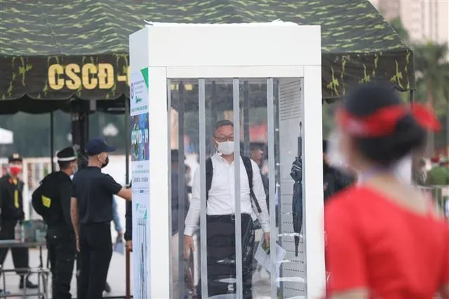 CĐV Việt Nam trải qua 3 vòng kiểm tra nghiêm ngặt để phòng chống dịch tại SVĐ Mỹ Đình - Ảnh 3. CĐV Việt Nam trải qua 3 vòng kiểm tra nghiêm ngặt để phòng chống dịch tại SVĐ Mỹ Đình - Ảnh 3.