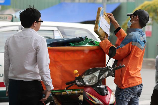 “Gồng gánh” chi phí, doanh nghiệp vẫn giảm giá sâu kích cầu cuối năm - Ảnh 1.