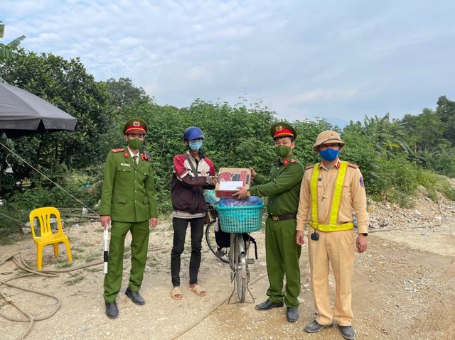 Đạp xe 2.000km từ An Giang đến Tuyên Quang... tìm việc làm - Ảnh 1.