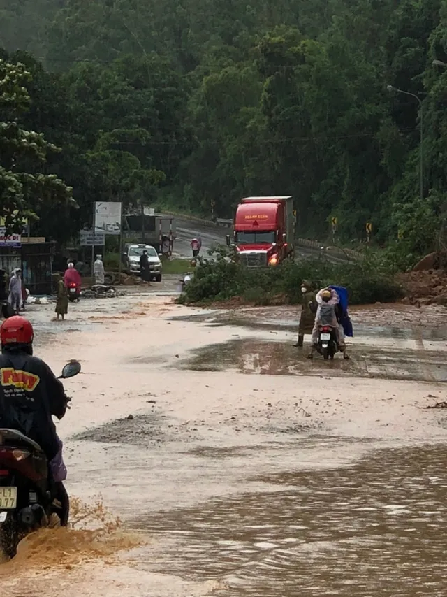 Mưa lớn gây sạt lở, ngập lụt ở Bình Định - Ảnh 1.