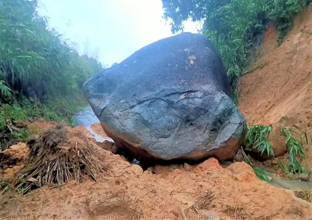 Mưa lớn gây sạt lở, ngập lụt ở Bình Định - Ảnh 4.