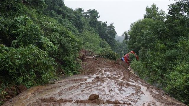 Mưa lớn tiếp diễn ở Trung Bộ - Ảnh 1.