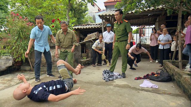 Phố trong làng - Tập 8: Nam bị kẻ xấu lợi dụng bóc phốt tràn lan trên mạng - Ảnh 4.