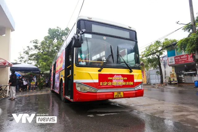 Người dân Hà Nội thích thú với xe lưu động đi từng ngõ, gõ cửa từng nhà làm CCCD gắn chip - Ảnh 1. Người dân Hà Nội thích thú với xe lưu động đi từng ngõ, gõ cửa từng nhà làm CCCD gắn chip - Ảnh 1.
