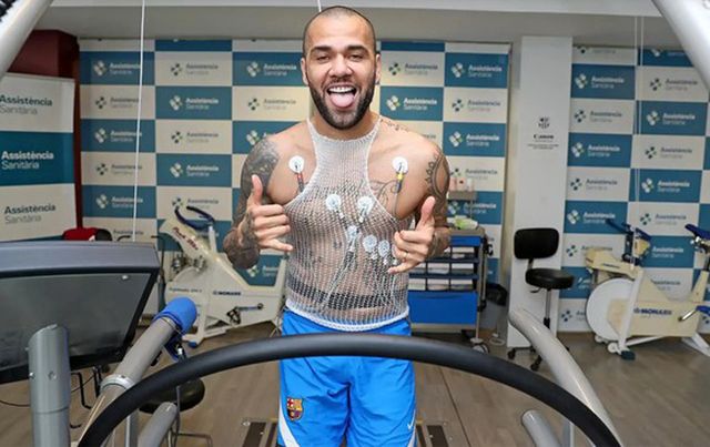 Dani Alves sẽ mặc số 8 của Iniesta tại Barcelona - Ảnh 1.