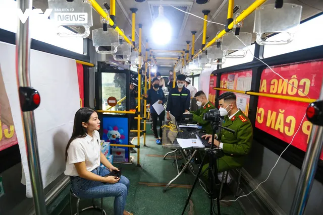 Người dân Hà Nội thích thú với xe lưu động đi từng ngõ, gõ cửa từng nhà làm CCCD gắn chip - Ảnh 11. Người dân Hà Nội thích thú với xe lưu động đi từng ngõ, gõ cửa từng nhà làm CCCD gắn chip - Ảnh 11.