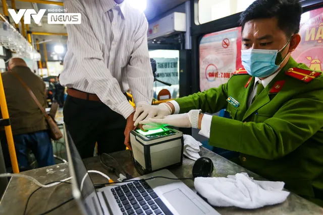 Người dân Hà Nội thích thú với xe lưu động đi từng ngõ, gõ cửa từng nhà làm CCCD gắn chip - Ảnh 12. Người dân Hà Nội thích thú với xe lưu động đi từng ngõ, gõ cửa từng nhà làm CCCD gắn chip - Ảnh 12.