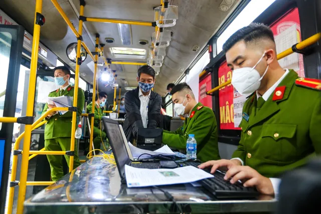 Người dân Hà Nội thích thú với xe lưu động đi từng ngõ, gõ cửa từng nhà làm CCCD gắn chip - Ảnh 6. Người dân Hà Nội thích thú với xe lưu động đi từng ngõ, gõ cửa từng nhà làm CCCD gắn chip - Ảnh 6.