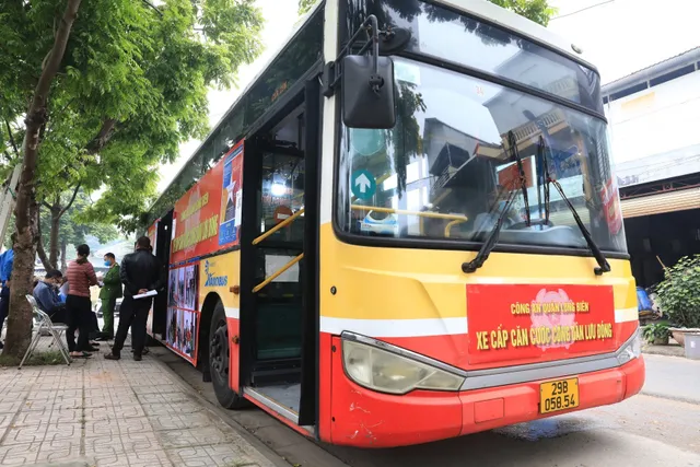 Hà Nội cấp căn cước công dân gắn chip trên xe bus lưu động - Ảnh 1.