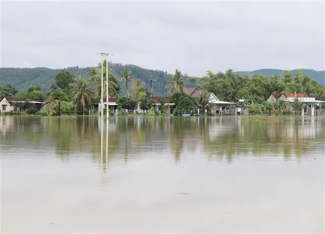 Mưa lớn kéo dài, gây ngập sâu nhiều nơi ở Phú Yên - Ảnh 1.