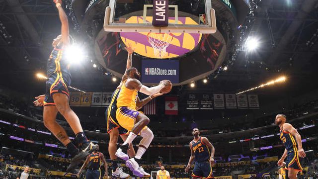 Sân nhà của Los Angeles Lakers sắp đổi tên - Ảnh 1.