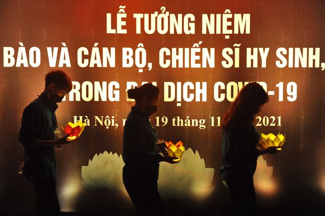 Lễ tưởng niệm người tử vong vì COVID-19: Lời tiễn biệt tới hơn 23.000 đồng bào, đồng chí vĩnh viễn ra đi - Ảnh 9.