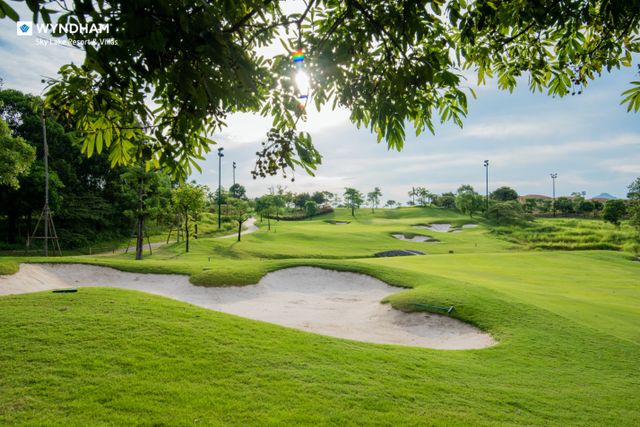 Wyndham Sky Lake: Nơi những kiến tạo thời đại giao hòa cùng vẻ đẹp thiên nhiên - Ảnh 1.