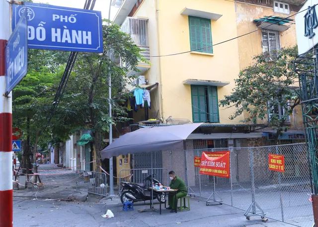 Hà Nội phong tỏa nhiều hộ dân phường Nguyễn Du liên quan ca mắc COVID-19 - Ảnh 4. Hà Nội phong tỏa nhiều hộ dân phường Nguyễn Du liên quan ca mắc COVID-19 - Ảnh 4.