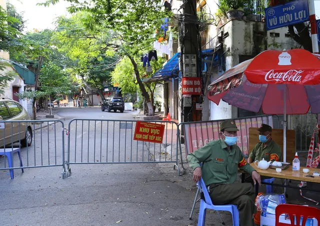 Hà Nội phong tỏa nhiều hộ dân phường Nguyễn Du liên quan ca mắc COVID-19 - Ảnh 3. Hà Nội phong tỏa nhiều hộ dân phường Nguyễn Du liên quan ca mắc COVID-19 - Ảnh 3.