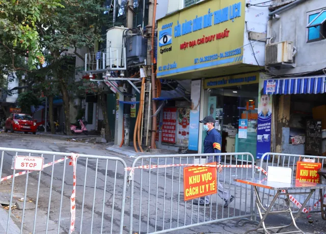 Hà Nội phong tỏa nhiều hộ dân phường Nguyễn Du liên quan ca mắc COVID-19 - Ảnh 1. Hà Nội phong tỏa nhiều hộ dân phường Nguyễn Du liên quan ca mắc COVID-19 - Ảnh 1.