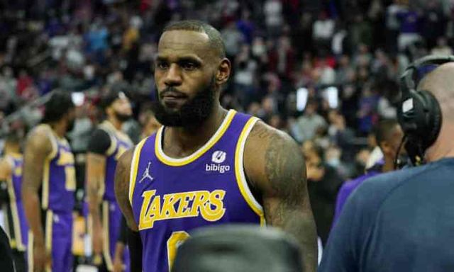 Lebron James vẫn đóng góp cho Lakers dù bị cấm thi đấu - Ảnh 1.