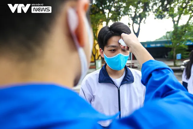 Học sinh ngoại thành Hà Nội hào hứng đi tiêm phòng vaccine COVID-19 - Ảnh 1. Học sinh ngoại thành Hà Nội hào hứng đi tiêm phòng vaccine COVID-19 - Ảnh 1.