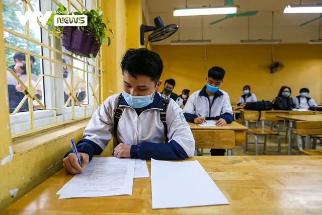 Học sinh ngoại thành Hà Nội hào hứng đi tiêm phòng vaccine COVID-19 - Ảnh 2. Học sinh ngoại thành Hà Nội hào hứng đi tiêm phòng vaccine COVID-19 - Ảnh 2.