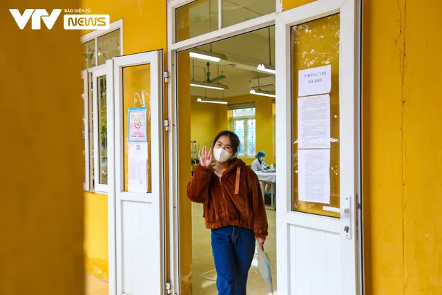 Học sinh ngoại thành Hà Nội hào hứng đi tiêm phòng vaccine COVID-19 - Ảnh 11. Học sinh ngoại thành Hà Nội hào hứng đi tiêm phòng vaccine COVID-19 - Ảnh 11.