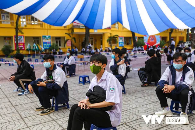 Học sinh ngoại thành Hà Nội hào hứng đi tiêm phòng vaccine COVID-19 - Ảnh 15. Học sinh ngoại thành Hà Nội hào hứng đi tiêm phòng vaccine COVID-19 - Ảnh 15.