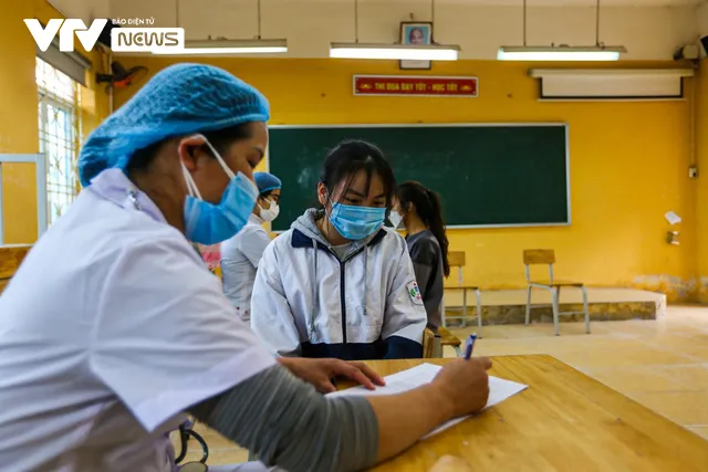 Học sinh ngoại thành Hà Nội hào hứng đi tiêm phòng vaccine COVID-19 - Ảnh 3. Học sinh ngoại thành Hà Nội hào hứng đi tiêm phòng vaccine COVID-19 - Ảnh 3.