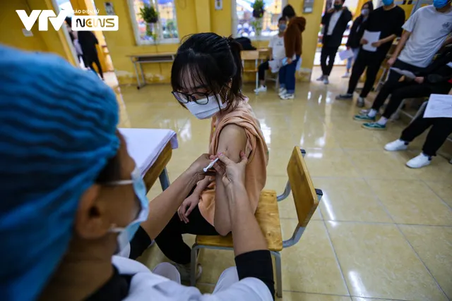 Học sinh ngoại thành Hà Nội hào hứng đi tiêm phòng vaccine COVID-19 - Ảnh 4. Học sinh ngoại thành Hà Nội hào hứng đi tiêm phòng vaccine COVID-19 - Ảnh 4.