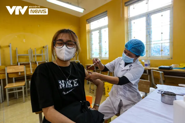 Học sinh ngoại thành Hà Nội hào hứng đi tiêm phòng vaccine COVID-19 - Ảnh 7. Học sinh ngoại thành Hà Nội hào hứng đi tiêm phòng vaccine COVID-19 - Ảnh 7.