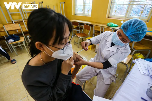 Học sinh ngoại thành Hà Nội hào hứng đi tiêm phòng vaccine COVID-19 - Ảnh 9. Học sinh ngoại thành Hà Nội hào hứng đi tiêm phòng vaccine COVID-19 - Ảnh 9.