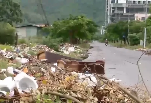 Nha Trang: Vỉa vè nát bươm trở thành bãi tập kết rác