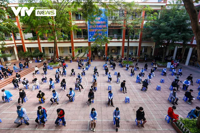 Tiêm phòng COVID-19 cho học sinh lớp 9 ở Hà Nội - Ảnh 1. Tiêm phòng COVID-19 cho học sinh lớp 9 ở Hà Nội - Ảnh 1.