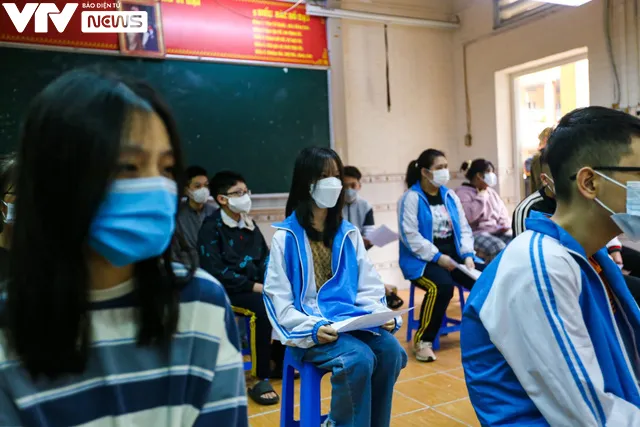 Tiêm phòng COVID-19 cho học sinh lớp 9 ở Hà Nội - Ảnh 4. Tiêm phòng COVID-19 cho học sinh lớp 9 ở Hà Nội - Ảnh 4.