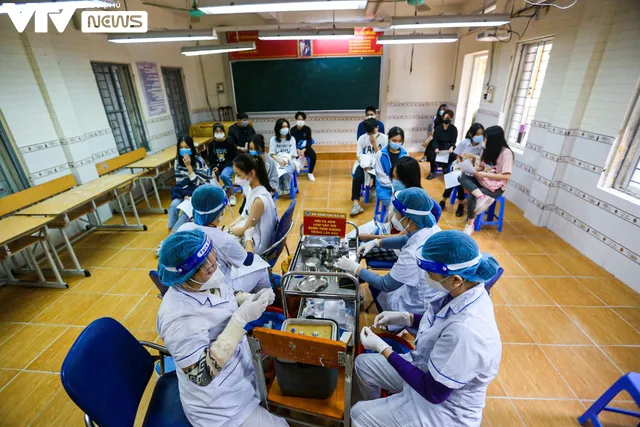 Tiêm phòng COVID-19 cho học sinh lớp 9 ở Hà Nội - Ảnh 16. Tiêm phòng COVID-19 cho học sinh lớp 9 ở Hà Nội - Ảnh 16.