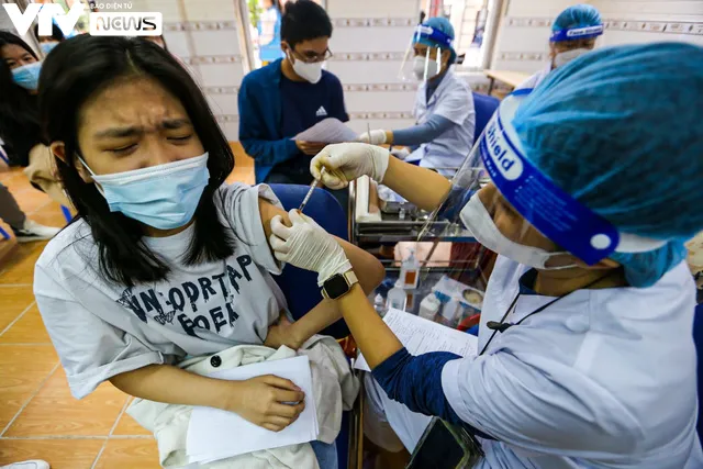 Tiêm phòng COVID-19 cho học sinh lớp 9 ở Hà Nội - Ảnh 11. Tiêm phòng COVID-19 cho học sinh lớp 9 ở Hà Nội - Ảnh 11.