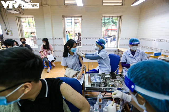 Tiêm phòng COVID-19 cho học sinh lớp 9 ở Hà Nội - Ảnh 12. Tiêm phòng COVID-19 cho học sinh lớp 9 ở Hà Nội - Ảnh 12.