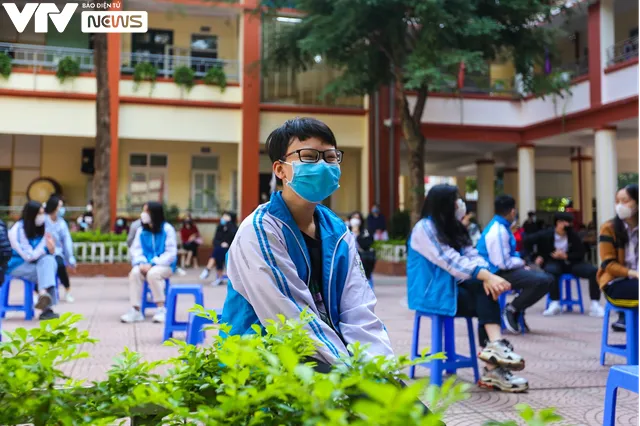 Tiêm phòng COVID-19 cho học sinh lớp 9 ở Hà Nội - Ảnh 7. Tiêm phòng COVID-19 cho học sinh lớp 9 ở Hà Nội - Ảnh 7.