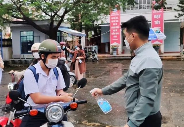 Đà Nẵng: Học sinh lớp 10 và 11 đi học trực tiếp trở lại - Ảnh 1.