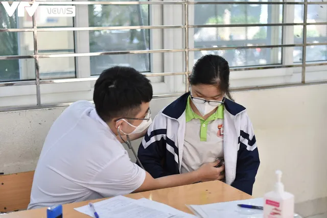 Hà Nội tiêm vaccine COVID-19 cho học sinh khối lớp 7-8 - Ảnh 4. Hà Nội tiêm vaccine COVID-19 cho học sinh khối lớp 7-8 - Ảnh 4.