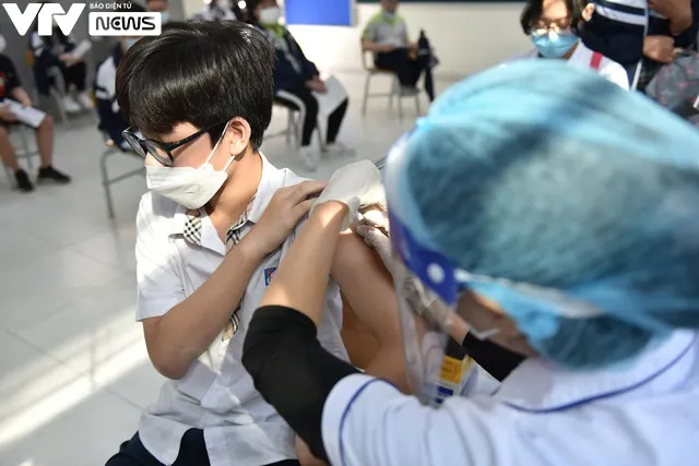 Hà Nội tiêm vaccine COVID-19 cho học sinh khối lớp 7-8 - Ảnh 6. Hà Nội tiêm vaccine COVID-19 cho học sinh khối lớp 7-8 - Ảnh 6.
