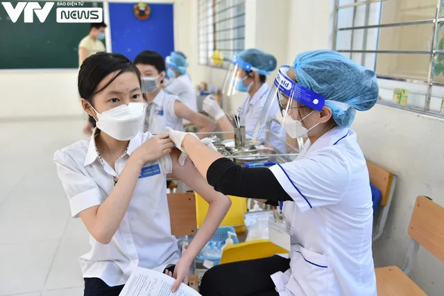 Hà Nội tiêm vaccine COVID-19 cho học sinh khối lớp 7-8 - Ảnh 8. Hà Nội tiêm vaccine COVID-19 cho học sinh khối lớp 7-8 - Ảnh 8.