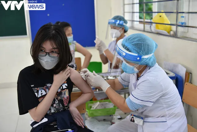 Hà Nội tiêm vaccine COVID-19 cho học sinh khối lớp 7-8 - Ảnh 9. Hà Nội tiêm vaccine COVID-19 cho học sinh khối lớp 7-8 - Ảnh 9.