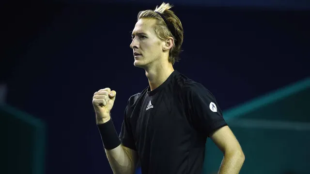 Daniil Medvedev ngược dòng trước Sebastian Korda, vào tứ kết Paris Masters 2021 - Ảnh 1.