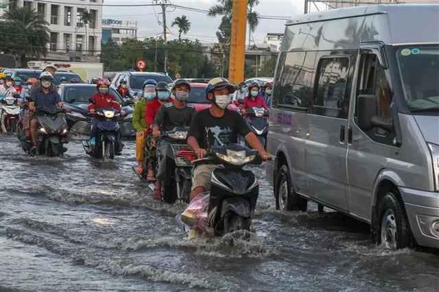 Cần Thơ: Triều cường chưa đạt đỉnh, nhiều tuyến đường đã ngập như sông - Ảnh 9.